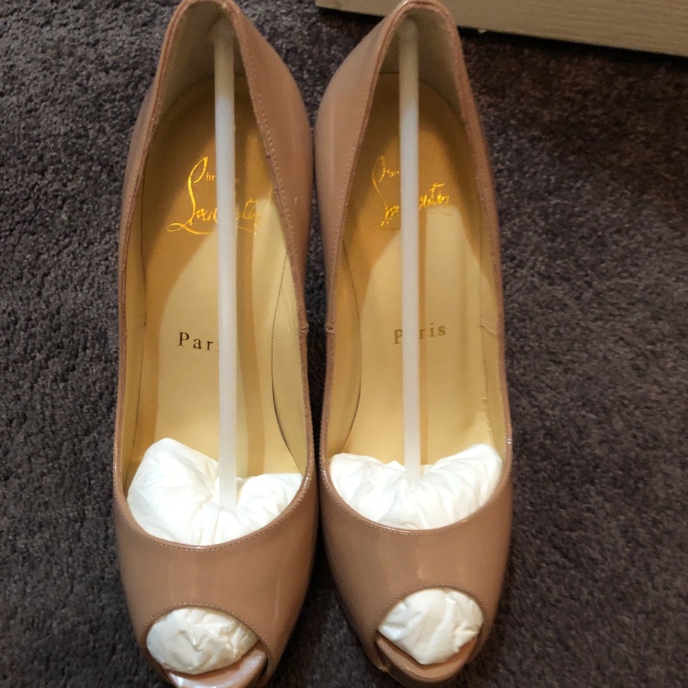 NEVER WORN, Very prive nude Christian Louboutins